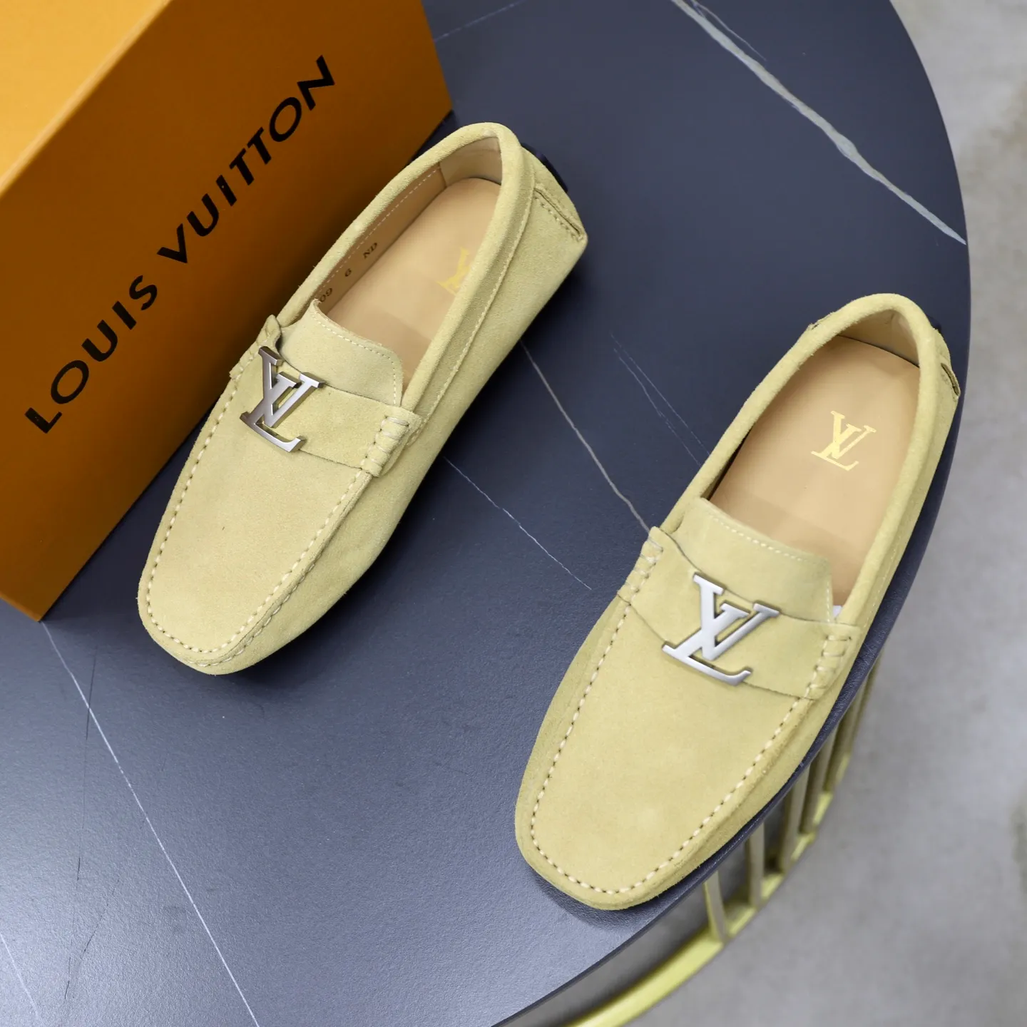 Ex-factory price: 480💰【LV】Louis Vuitton ⚠️High-end men’s driving and pedal series ⚠️38-44 (customized for 45) ⚠️All original cowhide leather! Thick and soft! Made entirely of calfskin lining! Rubber sheet anti-slip beanie sole! Three-dimensional package technology! Fashionable and classic! Handicrafts! Original high quality! Feel free to compare!